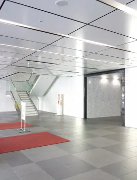 横浜西口KNビルの外観