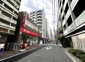 新大橋通りから郵便局が見えたら右に曲がり、郵便局に面した細い道に入れば当ビル着（※細い道に入ったら再び右に曲がる）
