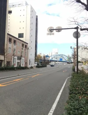 関内董友(旧関内マーク)ビルの外観