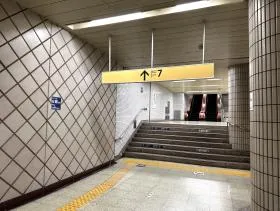 出入口7を目指す