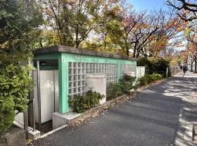 出入口近くにある公衆トイレを通過、直進する