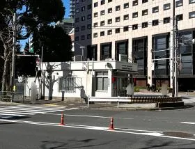 交番の前にある横断歩道を渡り、靖国通りまで出て左に曲がれば当ビル着