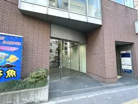 ラウンドクロス新宿5丁目ビルの外観