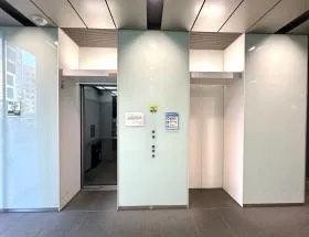 ラウンドクロス新宿5丁目ビルの外観