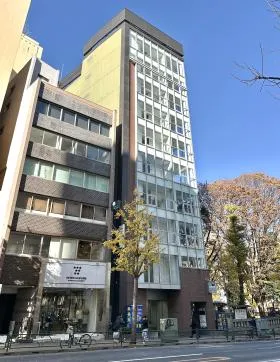 ラウンドクロス新宿5丁目ビルの外観