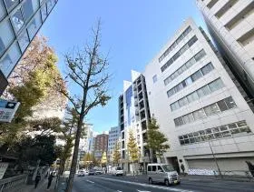 ラウンドクロス新宿5丁目ビルの外観