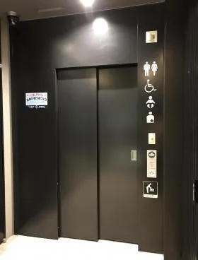 PLAZA EST 新宿三丁目の外観
