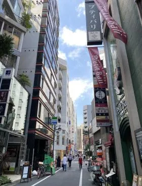 PLAZA EST 新宿三丁目の外観