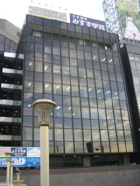 上野駅前ビルの外観