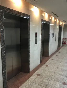 上野駅前ビルの外観