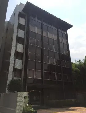 日絹会館の外観