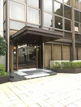 日絹会館の外観