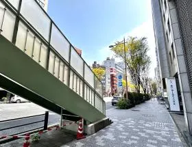 歩道橋を通過、もう少し直進すれば当ビル着