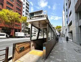 B1出入口（東日本橋駅）からのルートは、地上に出て直進していけば歩道橋が見えてくるので、反対側に渡り歩道橋から少し直進すれば着く