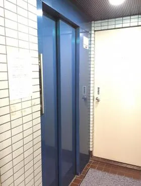 椿ビルの外観