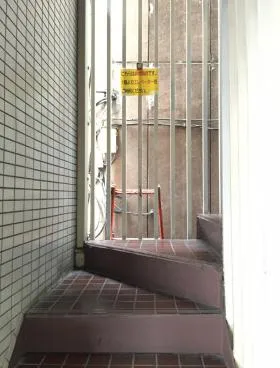 椿ビルの外観