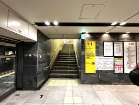 出入口1から地上に出る