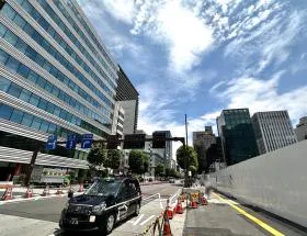 地上に出たら外堀通り沿いを新橋駅方面に直進する