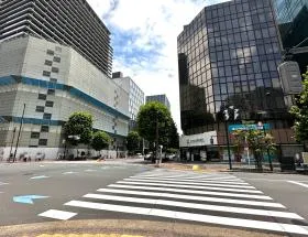 横断歩道を渡りもう少し直進すれば当ビル着