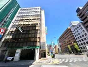 トヨタレンタカー前の横断歩道を渡り、もう少し直進すれば当ビル着