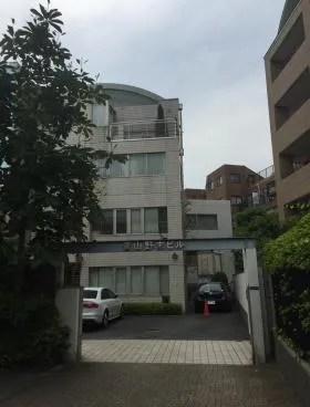 青山野末ビルの外観