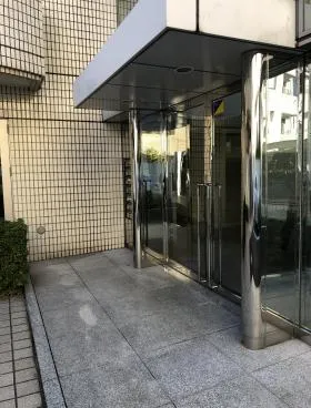 青山野末ビルの外観