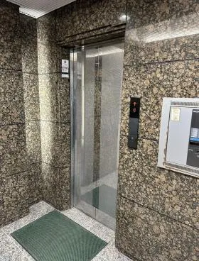 栄信ビルの外観