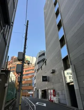 栄信ビルの外観
