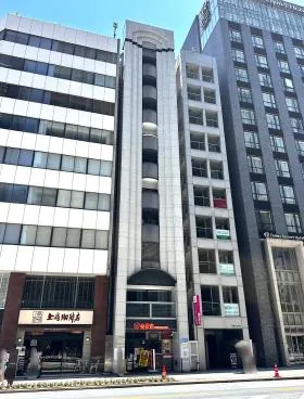 仁大ビルの外観