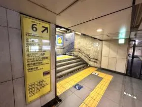 出入口6から地上に出る