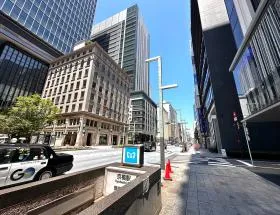 地上に出て中央通り沿いを直進する（日本橋駅方面）