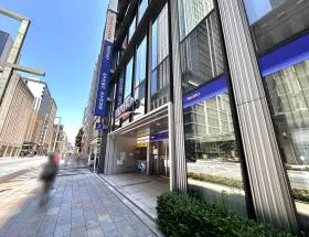 みずほ銀行を通過して右の細い道へ入り、左へ曲がれば当ビル着※当ビル自体みずほ銀行を通過すれば着くが、エントランスは裏側