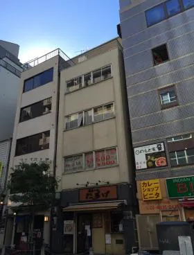 赤門ビルの外観