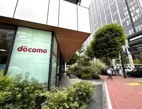 出入口近くのdocomoを通過し左に曲がる