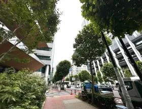 外堀通り沿いを直進すれば当ビル着（虎ノ門方面）