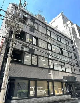 アルファ新富ビルの外観