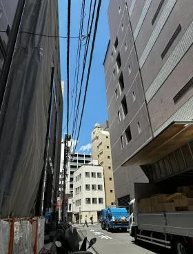 アルファ新富ビルの外観