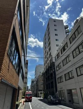 アルファ新富ビルの外観