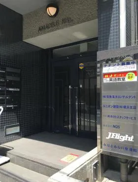 アマデウスビルの外観