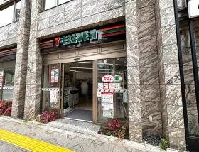 セブンイレブンを通過し、横断歩道を渡れば当ビル着