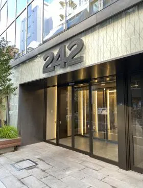 築地242ビルの外観