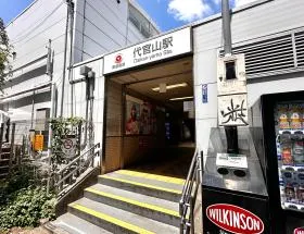東口から地上に出る