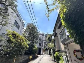 出入口前の道を進み左に曲がる