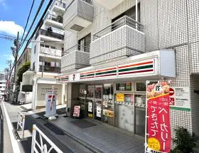セブンイレブンを通過し、もう少し直進すれば当ビル着