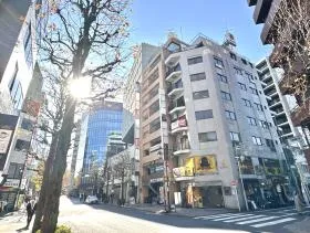 御苑ビルの外観