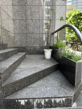 キャビネットビルの外観