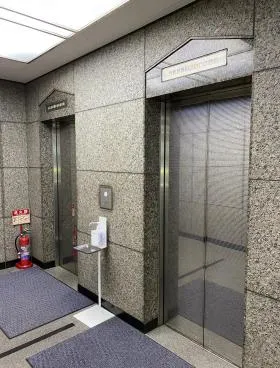 鉄信ビルの外観