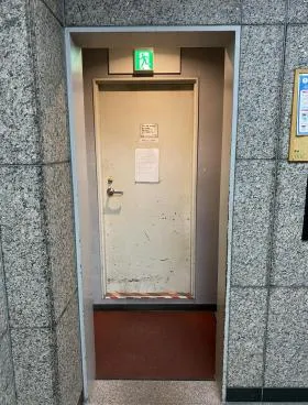 鉄信ビルの外観