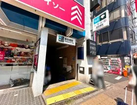 B1出入口から地上に出て左に進む（歩道橋がある側）