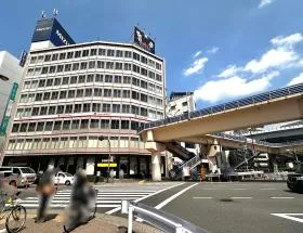 横断歩道で反対側に渡り、目白通りまで進む（横断歩道から直進）